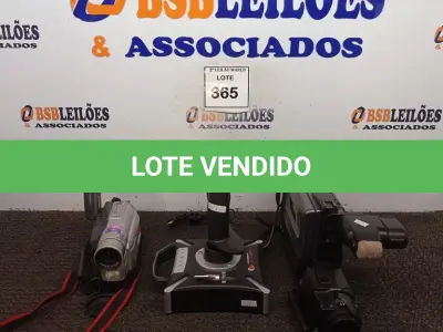 LOTE 365 - 02 FILMADORAS MARCA SHARP E JVC E 01 JOYSTICK MARCA LEADERSHIP GAMER. (NO ESTADO) ATENÇÃO! FAZER A VISITAÇÃO ANTES DE ARREMATAR, NÃO SABEMOS SE FUNCIONA. LEILÃO NÃO TEM GARANTIA E NEM DEVOLUÇÃO, SUJEITO A POSSÍVEIS AVARIAS VISÍVEIS/OCULTAS E/OU AUSÊNCIA DE COMPONENTES.