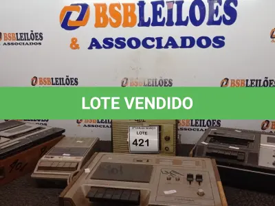 LOTE 421 - 01 LOTE C/VÁRIOS TOCA-FITAS MARCAS E MODELOS DIVERSOS. (NO ESTADO) ATENÇÃO! FAZER A VISITAÇÃO ANTES DE ARREMATAR, NÃO SABEMOS SE FUNCIONA. LEILÃO NÃO TEM GARANTIA E NEM DEVOLUÇÃO, SUJEITO A POSSÍVEIS AVARIAS VISÍVEIS/OCULTAS E/OU AUSÊNCIA DE COMPONENTES.