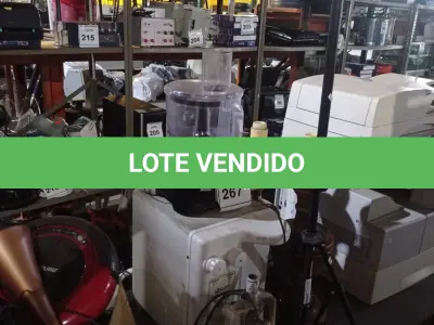 LOTE 267 - 01 LIQUIDIFICADOR COM COPO, 01 BEBEDOURO DE BANCADA, 02 BASES PARA ABAJUR EM MADEIRA, 01 TRIPÉ PEQUENO E 01 BOMBA SAPO. (NO ESTADO) ATENÇÃO! FAZER A VISITAÇÃO ANTES DE ARREMATAR, NÃO SABEMOS SE FUNCIONA. LEILÃO NÃO TEM GARANTIA E NEM DEVOLUÇÃO, SUJEITO A POSSÍVEIS AVARIAS VISÍVEIS/OCULTAS E/OU AUSÊNCIA DE COMPONENTES.