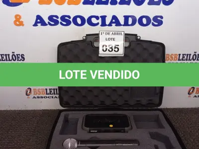 LOTE 035 - 01 MALETA COM BASE E MICROFONE SEM FIO MARCA SHURE. (NO ESTADO) ATENÇÃO! FAZER A VISITAÇÃO ANTES DE ARREMATAR, NÃO SABEMOS SE FUNCIONA. LEILÃO NÃO TEM GARANTIA E NEM DEVOLUÇÃO, SUJEITO A POSSÍVEIS AVARIAS VISÍVEIS/OCULTAS E/OU AUSÊNCIA DE COMPONENTES.