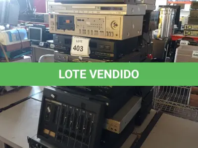 LOTE 403 - 01 LOTE C/DIVERSOS APARELHOS DE SOM, DVD´S, TOCA CD´S, VIDEOCASSETES E ELETRÔNICOS DIVERSOS. (NO ESTADO) ATENÇÃO! FAZER A VISITAÇÃO ANTES DE ARREMATAR, NÃO SABEMOS SE FUNCIONA. LEILÃO NÃO TEM GARANTIA E NEM DEVOLUÇÃO, SUJEITO A POSSÍVEIS AVARIAS VISÍVEIS/OCULTAS E/OU AUSÊNCIA DE COMPONENTES.