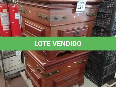 LOTE 327 - 02 MESAS PEQUENAS E QUADRADAS EM MADEIRA. (NO ESTADO) ATENÇÃO! FAZER A VISITAÇÃO ANTES DE ARREMATAR, NÃO SABEMOS SE FUNCIONA. LEILÃO NÃO TEM GARANTIA E NEM DEVOLUÇÃO, SUJEITO A POSSÍVEIS AVARIAS VISÍVEIS/OCULTAS E/OU AUSÊNCIA DE COMPONENTES.