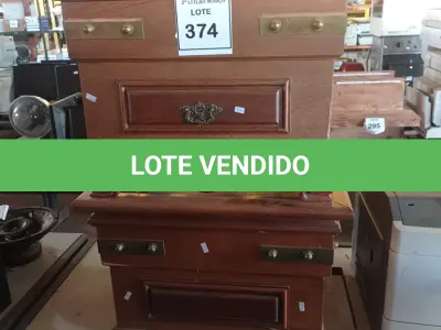 LOTE 374 -  02 MESAS PEQUENAS QUADRADAS EM MADEIRA C/01 GAVETA EM CADA. (NO ESTADO) ATENÇÃO! FAZER A VISITAÇÃO ANTES DE ARREMATAR, NÃO SABEMOS SE FUNCIONA. LEILÃO NÃO TEM GARANTIA E NEM DEVOLUÇÃO, SUJEITO A POSSÍVEIS AVARIAS VISÍVEIS/OCULTAS E/OU AUSÊNCIA DE COMPONENTES.