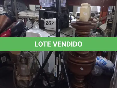 LOTE 267 - 01 LIQUIDIFICADOR COM COPO, 01 BEBEDOURO DE BANCADA, 02 BASES PARA ABAJUR EM MADEIRA, 01 TRIPÉ PEQUENO E 01 BOMBA SAPO. (NO ESTADO) ATENÇÃO! FAZER A VISITAÇÃO ANTES DE ARREMATAR, NÃO SABEMOS SE FUNCIONA. LEILÃO NÃO TEM GARANTIA E NEM DEVOLUÇÃO, SUJEITO A POSSÍVEIS AVARIAS VISÍVEIS/OCULTAS E/OU AUSÊNCIA DE COMPONENTES.