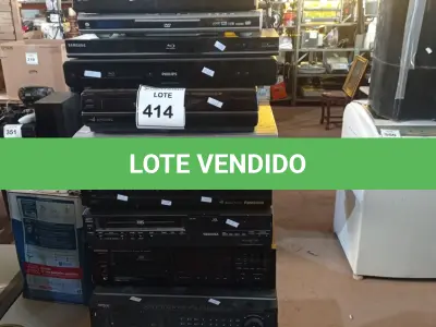 LOTE 414 - 01 LOTE C/DIVERSOS APARELHOS DE SOM, DVD´S, TOCA CD´S, VIDEOCASSETES E ELETRÔNICOS DIVERSOS. (NO ESTADO) ATENÇÃO! FAZER A VISITAÇÃO ANTES DE ARREMATAR, NÃO SABEMOS SE FUNCIONA. LEILÃO NÃO TEM GARANTIA E NEM DEVOLUÇÃO, SUJEITO A POSSÍVEIS AVARIAS VISÍVEIS/OCULTAS E/OU AUSÊNCIA DE COMPONENTES.