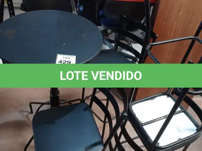 LOTE 429 - 01 MESA BISTRÔ REDONDA COM 4 BANQUETAS ALTA. (NO ESTADO) ATENÇÃO! FAZER A VISITAÇÃO ANTES DE ARREMATAR, NÃO SABEMOS SE FUNCIONA. LEILÃO NÃO TEM GARANTIA E NEM DEVOLUÇÃO, SUJEITO A POSSÍVEIS AVARIAS VISÍVEIS/OCULTAS E/OU AUSÊNCIA DE COMPONENTES.