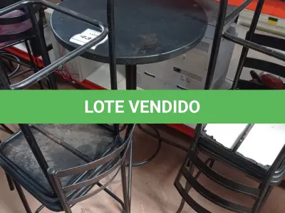 LOTE 431 - 01 MESA BISTRÔ REDONDA COM 4 BANQUETAS ALTA. (NO ESTADO) ATENÇÃO! FAZER A VISITAÇÃO ANTES DE ARREMATAR, NÃO SABEMOS SE FUNCIONA. LEILÃO NÃO TEM GARANTIA E NEM DEVOLUÇÃO, SUJEITO A POSSÍVEIS AVARIAS VISÍVEIS/OCULTAS E/OU AUSÊNCIA DE COMPONENTES.