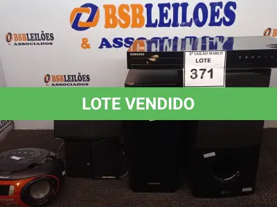 LOTE 371 - 01 MICRO SYSTEM MARCA MONDIAL, 01 HOME-THEATER MARCA SAMSUNG E O1 CAIXA DE SOM PASSIVA MARCA LG. (NO ESTADO) ATENÇÃO! FAZER A VISITAÇÃO ANTES DE ARREMATAR, NÃO SABEMOS SE FUNCIONA. LEILÃO NÃO TEM GARANTIA E NEM DEVOLUÇÃO, SUJEITO A POSSÍVEIS AVARIAS VISÍVEIS/OCULTAS E/OU AUSÊNCIA DE COMPONENTES.