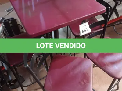 LOTE 432 - 01 MESA BISTRÔ QUADRADA COM 4 BANQUETAS ALTA. (NO ESTADO) ATENÇÃO! FAZER A VISITAÇÃO ANTES DE ARREMATAR, NÃO SABEMOS SE FUNCIONA. LEILÃO NÃO TEM GARANTIA E NEM DEVOLUÇÃO, SUJEITO A POSSÍVEIS AVARIAS VISÍVEIS/OCULTAS E/OU AUSÊNCIA DE COMPONENTES.