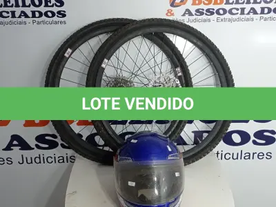 LOTE 331 - 02 RODAS DE BICICLETA COM DISCO DE FREIO E 01 CAPACETE PARA MOTO. (NO ESTADO) ATENÇÃO! FAZER A VISITAÇÃO ANTES DE ARREMATAR, NÃO SABEMOS SE FUNCIONA. LEILÃO NÃO TEM GARANTIA E NEM DEVOLUÇÃO, SUJEITO A POSSÍVEIS AVARIAS VISÍVEIS/OCULTAS E/OU AUSÊNCIA DE COMPONENTES.