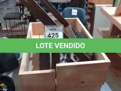 LOTE 425 - 02 MOSTRUÁRIOS PARA MESA E 04 ENFEITES DE LETRAS. (NO ESTADO) ATENÇÃO! FAZER A VISITAÇÃO ANTES DE ARREMATAR, NÃO SABEMOS SE FUNCIONA. LEILÃO NÃO TEM GARANTIA E NEM DEVOLUÇÃO, SUJEITO A POSSÍVEIS AVARIAS VISÍVEIS/OCULTAS E/OU AUSÊNCIA DE COMPONENTES.