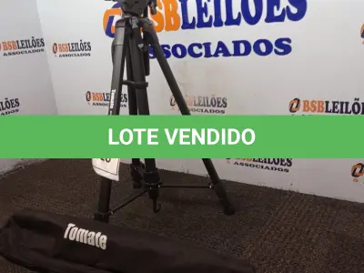 LOTE 328 - 01 TRIPÉ PARA CÂMERA TOMATE MTG-3016. (NO ESTADO) ATENÇÃO! FAZER A VISITAÇÃO ANTES DE ARREMATAR, NÃO SABEMOS SE FUNCIONA. LEILÃO NÃO TEM GARANTIA E NEM DEVOLUÇÃO, SUJEITO A POSSÍVEIS AVARIAS VISÍVEIS/OCULTAS E/OU AUSÊNCIA DE COMPONENTES.
