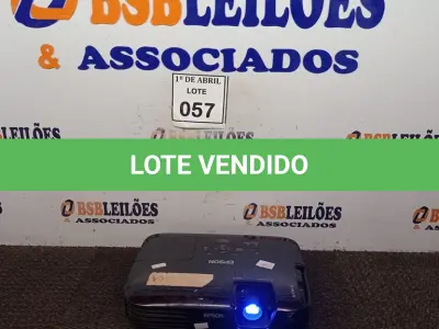 LOTE 057 - 01 PROJETOR EPSON. (NO ESTADO) ATENÇÃO! FAZER A VISITAÇÃO ANTES DE ARREMATAR, NÃO SABEMOS SE FUNCIONA. LEILÃO NÃO TEM GARANTIA E NEM DEVOLUÇÃO, SUJEITO A POSSÍVEIS AVARIAS VISÍVEIS/OCULTAS E/OU AUSÊNCIA DE COMPONENTES.