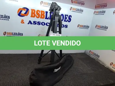 LOTE 211 - 01 TRIPÉ PARA CÂMERA TOMATE. (NO ESTADO) ATENÇÃO! FAZER A VISITAÇÃO ANTES DE ARREMATAR, NÃO SABEMOS SE FUNCIONA. LEILÃO NÃO TEM GARANTIA E NEM DEVOLUÇÃO, SUJEITO A POSSÍVEIS AVARIAS VISÍVEIS/OCULTAS E/OU AUSÊNCIA DE COMPONENTES.