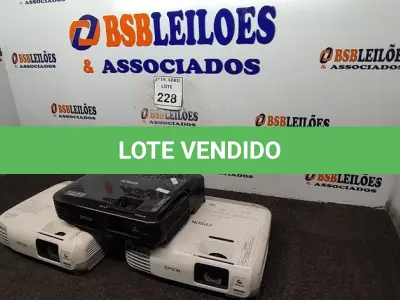 LOTE 228 - 03 PROJETORES EPSON. (NO ESTADO) ATENÇÃO! FAZER A VISITAÇÃO ANTES DE ARREMATAR, NÃO SABEMOS SE FUNCIONA. LEILÃO NÃO TEM GARANTIA E NEM DEVOLUÇÃO, SUJEITO A POSSÍVEIS AVARIAS VISÍVEIS/OCULTAS E/OU AUSÊNCIA DE COMPONENTES.