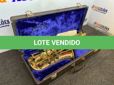 LOTE 328 - 01 SAXOFONE COM MALETA. (NO ESTADO) ATENÇÃO! FAZER A VISITAÇÃO ANTES DE ARREMATAR, NÃO SABEMOS SE FUNCIONA. LEILÃO NÃO TEM GARANTIA E NEM DEVOLUÇÃO, SUJEITO A POSSÍVEIS AVARIAS VISÍVEIS/OCULTAS E/OU AUSÊNCIA DE COMPONENTES.