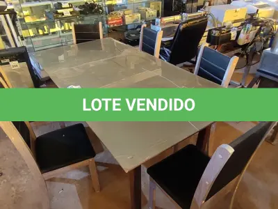 LOTE 100 - 01 MESA DE JANTAR EM MADEIRA COM TAMPO EM VIDRO (QUEBRADO) COM 06 CADEIRAS ESTOFADAS. (NO ESTADO) ATENÇÃO! FAZER A VISITAÇÃO ANTES DE ARREMATAR, NÃO SABEMOS SE FUNCIONA. LEILÃO NÃO TEM GARANTIA E NEM DEVOLUÇÃO, SUJEITO A POSSÍVEIS AVARIAS VISÍVEIS/OCULTAS E/OU AUSÊNCIA DE COMPONENTES.