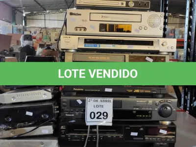 LOTE 029 - 01 LOTE COM DIVERSOS VHS E DVD DIVERSOS. (NO ESTADO) ATENÇÃO! FAZER A VISITAÇÃO ANTES DE ARREMATAR, NÃO SABEMOS SE FUNCIONA. LEILÃO NÃO TEM GARANTIA E NEM DEVOLUÇÃO, SUJEITO A POSSÍVEIS AVARIAS VISÍVEIS/OCULTAS E/OU AUSÊNCIA DE COMPONENTES.