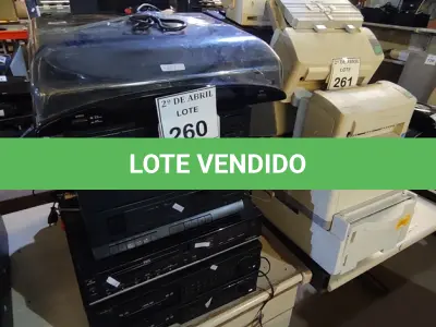 LOTE 260 - 01 LOTE COM VHS, DVRS E SOM ANTIGO. (NO ESTADO) ATENÇÃO! FAZER A VISITAÇÃO ANTES DE ARREMATAR, NÃO SABEMOS SE FUNCIONA. LEILÃO NÃO TEM GARANTIA E NEM DEVOLUÇÃO, SUJEITO A POSSÍVEIS AVARIAS VISÍVEIS/OCULTAS E/OU AUSÊNCIA DE COMPONENTES.
