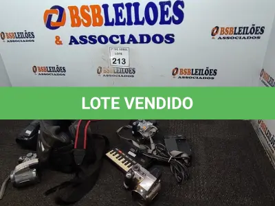 LOTE 213 - 03 CÂMERAS DIGITAIS SONY E 01 FILMADORA JVC. (NO ESTADO) ATENÇÃO! FAZER A VISITAÇÃO ANTES DE ARREMATAR, NÃO SABEMOS SE FUNCIONA. LEILÃO NÃO TEM GARANTIA E NEM DEVOLUÇÃO, SUJEITO A POSSÍVEIS AVARIAS VISÍVEIS/OCULTAS E/OU AUSÊNCIA DE COMPONENTES.