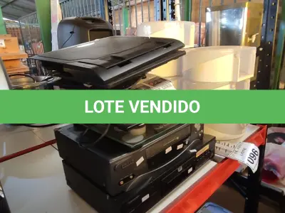 LOTE 095 - 01 LOTE COM VHS, DVD, BALANÇAS E SUPORTES DE VENTILAÇÃO PARA NOTEBOOKS.  (NO ESTADO) ATENÇÃO! FAZER A VISITAÇÃO ANTES DE ARREMATAR, NÃO SABEMOS SE FUNCIONA. LEILÃO NÃO TEM GARANTIA E NEM DEVOLUÇÃO, SUJEITO A POSSÍVEIS AVARIAS VISÍVEIS/OCULTAS E/OU AUSÊNCIA DE COMPONENTES.