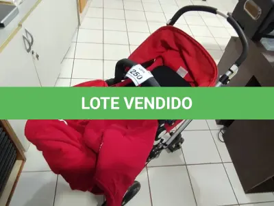 LOTE 250 - 01 CARRINHO DE BEBÊ NA COR VERMELHO.  (NO ESTADO) ATENÇÃO! FAZER A VISITAÇÃO ANTES DE ARREMATAR, NÃO SABEMOS SE FUNCIONA. LEILÃO NÃO TEM GARANTIA E NEM DEVOLUÇÃO, SUJEITO A POSSÍVEIS AVARIAS VISÍVEIS/OCULTAS E/OU AUSÊNCIA DE COMPONENTES.