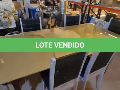 LOTE 100 - 01 MESA DE JANTAR EM MADEIRA COM TAMPO EM VIDRO (QUEBRADO) COM 06 CADEIRAS ESTOFADAS. (NO ESTADO) ATENÇÃO! FAZER A VISITAÇÃO ANTES DE ARREMATAR, NÃO SABEMOS SE FUNCIONA. LEILÃO NÃO TEM GARANTIA E NEM DEVOLUÇÃO, SUJEITO A POSSÍVEIS AVARIAS VISÍVEIS/OCULTAS E/OU AUSÊNCIA DE COMPONENTES.