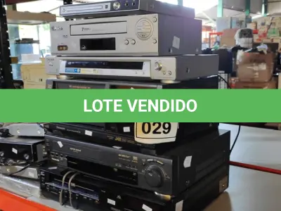 LOTE 029 - 01 LOTE COM DIVERSOS VHS E DVD DIVERSOS. (NO ESTADO) ATENÇÃO! FAZER A VISITAÇÃO ANTES DE ARREMATAR, NÃO SABEMOS SE FUNCIONA. LEILÃO NÃO TEM GARANTIA E NEM DEVOLUÇÃO, SUJEITO A POSSÍVEIS AVARIAS VISÍVEIS/OCULTAS E/OU AUSÊNCIA DE COMPONENTES.