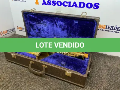 LOTE 328 - 01 SAXOFONE COM MALETA. (NO ESTADO) ATENÇÃO! FAZER A VISITAÇÃO ANTES DE ARREMATAR, NÃO SABEMOS SE FUNCIONA. LEILÃO NÃO TEM GARANTIA E NEM DEVOLUÇÃO, SUJEITO A POSSÍVEIS AVARIAS VISÍVEIS/OCULTAS E/OU AUSÊNCIA DE COMPONENTES.