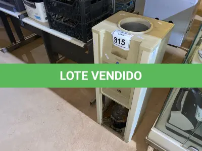LOTE 315 - 01 BEBEDOURO TIPO GARRAFÃO. (NO ESTADO) ATENÇÃO! FAZER A VISITAÇÃO ANTES DE ARREMATAR, NÃO SABEMOS SE FUNCIONA. LEILÃO NÃO TEM GARANTIA E NEM DEVOLUÇÃO, SUJEITO A POSSÍVEIS AVARIAS VISÍVEIS/OCULTAS E/OU AUSÊNCIA DE COMPONENTES.