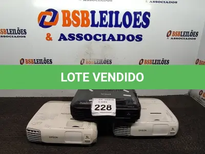 LOTE 228 - 03 PROJETORES EPSON. (NO ESTADO) ATENÇÃO! FAZER A VISITAÇÃO ANTES DE ARREMATAR, NÃO SABEMOS SE FUNCIONA. LEILÃO NÃO TEM GARANTIA E NEM DEVOLUÇÃO, SUJEITO A POSSÍVEIS AVARIAS VISÍVEIS/OCULTAS E/OU AUSÊNCIA DE COMPONENTES.