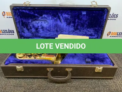 LOTE 328 - 01 SAXOFONE COM MALETA. (NO ESTADO) ATENÇÃO! FAZER A VISITAÇÃO ANTES DE ARREMATAR, NÃO SABEMOS SE FUNCIONA. LEILÃO NÃO TEM GARANTIA E NEM DEVOLUÇÃO, SUJEITO A POSSÍVEIS AVARIAS VISÍVEIS/OCULTAS E/OU AUSÊNCIA DE COMPONENTES.
