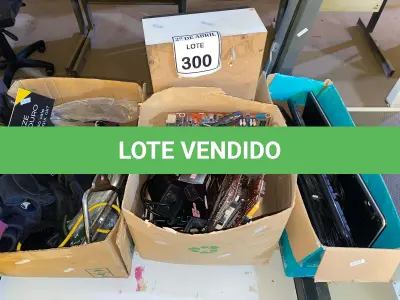 LOTE 300 - 01 LOTE COM TECLADOS, PLACAS MÃES, FONTE DE VÍDEO GAME E EQUIPAMENTOS DE ACADEMIA. (NO ESTADO) ATENÇÃO! FAZER A VISITAÇÃO ANTES DE ARREMATAR, NÃO SABEMOS SE FUNCIONA. LEILÃO NÃO TEM GARANTIA E NEM DEVOLUÇÃO, SUJEITO A POSSÍVEIS AVARIAS VISÍVEIS/OCULTAS E/OU AUSÊNCIA DE COMPONENTES.