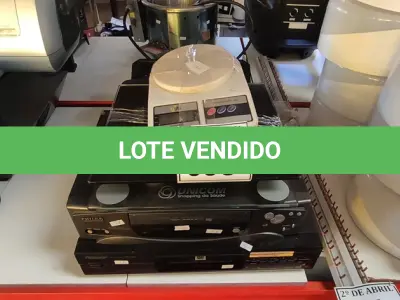LOTE 095 - 01 LOTE COM VHS, DVD, BALANÇAS E SUPORTES DE VENTILAÇÃO PARA NOTEBOOKS.  (NO ESTADO) ATENÇÃO! FAZER A VISITAÇÃO ANTES DE ARREMATAR, NÃO SABEMOS SE FUNCIONA. LEILÃO NÃO TEM GARANTIA E NEM DEVOLUÇÃO, SUJEITO A POSSÍVEIS AVARIAS VISÍVEIS/OCULTAS E/OU AUSÊNCIA DE COMPONENTES.