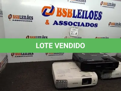 LOTE 228 - 03 PROJETORES EPSON. (NO ESTADO) ATENÇÃO! FAZER A VISITAÇÃO ANTES DE ARREMATAR, NÃO SABEMOS SE FUNCIONA. LEILÃO NÃO TEM GARANTIA E NEM DEVOLUÇÃO, SUJEITO A POSSÍVEIS AVARIAS VISÍVEIS/OCULTAS E/OU AUSÊNCIA DE COMPONENTES.
