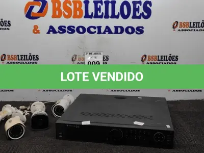LOTE 009 - 01 DVR 32 CANAIS TEC VOZ COM 04 CÂMERAS DIVERSAS. (NO ESTADO) ATENÇÃO! FAZER A VISITAÇÃO ANTES DE ARREMATAR, NÃO SABEMOS SE FUNCIONA. LEILÃO NÃO TEM GARANTIA E NEM DEVOLUÇÃO, SUJEITO A POSSÍVEIS AVARIAS VISÍVEIS/OCULTAS E/OU AUSÊNCIA DE COMPONENTES.