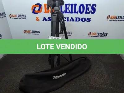 LOTE 211 - 01 TRIPÉ PARA CÂMERA TOMATE. (NO ESTADO) ATENÇÃO! FAZER A VISITAÇÃO ANTES DE ARREMATAR, NÃO SABEMOS SE FUNCIONA. LEILÃO NÃO TEM GARANTIA E NEM DEVOLUÇÃO, SUJEITO A POSSÍVEIS AVARIAS VISÍVEIS/OCULTAS E/OU AUSÊNCIA DE COMPONENTES.