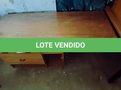 LOTE 095 - 01 MESA PEQUENA EM MADEIRA.  (NO ESTADO) ATENÇÃO! FAZER A VISITAÇÃO ANTES DE ARREMATAR, NÃO SABEMOS SE FUNCIONA. LEILÃO NÃO TEM GARANTIA E NEM DEVOLUÇÃO, SUJEITO A POSSÍVEIS AVARIAS VISÍVEIS/OCULTAS E/OU AUSÊNCIA DE COMPONENTES.