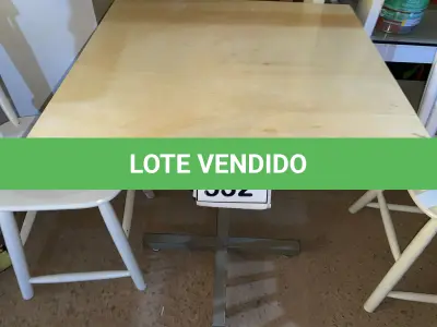 LOTE 532 - 01 MESA QUADRADA EM MADEIRA COM PÉS EM FERRO (NO ESTADO) ATENÇÃO! FAZER A VISITAÇÃO ANTES DE ARREMATAR, NÃO SABEMOS SE FUNCIONA. LEILÃO NÃO TEM GARANTIA E NEM DEVOLUÇÃO, SUJEITO A POSSÍVEIS AVARIAS VISÍVEIS/OCULTAS E/OU AUSÊNCIA DE COMPONENTES.
