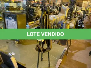 LOTE 442 - 01 TRIPÉ PARA CÂMERA. (NO ESTADO) ATENÇÃO! FAZER A VISITAÇÃO ANTES DE ARREMATAR, NÃO SABEMOS SE FUNCIONA. LEILÃO NÃO TEM GARANTIA E NEM DEVOLUÇÃO, SUJEITO A POSSÍVEIS AVARIAS VISÍVEIS/OCULTAS E/OU AUSÊNCIA DE COMPONENTES.