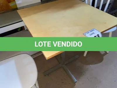 LOTE 533 - 01 MESA QUADRADA EM MADEIRA COM PÉS EM FERRO (NO ESTADO) ATENÇÃO! FAZER A VISITAÇÃO ANTES DE ARREMATAR, NÃO SABEMOS SE FUNCIONA. LEILÃO NÃO TEM GARANTIA E NEM DEVOLUÇÃO, SUJEITO A POSSÍVEIS AVARIAS VISÍVEIS/OCULTAS E/OU AUSÊNCIA DE COMPONENTES.
