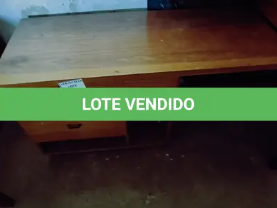 LOTE 095 - 01 MESA PEQUENA EM MADEIRA.  (NO ESTADO) ATENÇÃO! FAZER A VISITAÇÃO ANTES DE ARREMATAR, NÃO SABEMOS SE FUNCIONA. LEILÃO NÃO TEM GARANTIA E NEM DEVOLUÇÃO, SUJEITO A POSSÍVEIS AVARIAS VISÍVEIS/OCULTAS E/OU AUSÊNCIA DE COMPONENTES.