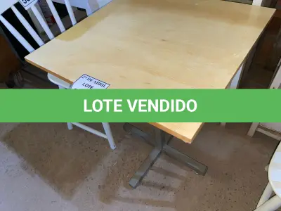 LOTE 532 - 01 MESA QUADRADA EM MADEIRA COM PÉS EM FERRO (NO ESTADO) ATENÇÃO! FAZER A VISITAÇÃO ANTES DE ARREMATAR, NÃO SABEMOS SE FUNCIONA. LEILÃO NÃO TEM GARANTIA E NEM DEVOLUÇÃO, SUJEITO A POSSÍVEIS AVARIAS VISÍVEIS/OCULTAS E/OU AUSÊNCIA DE COMPONENTES.