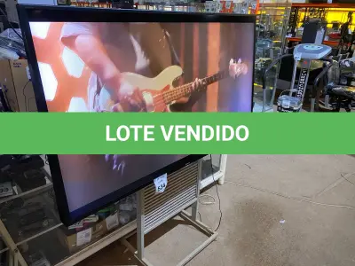 LOTE 427 - 01 SMART TV 70" SONY KDL-70W855B LED 3D ,  PROCESSADOR DE IMAGEM 3D,TAMANHO DA TELA 70", RESOLUÇÃO FULL HD - 1920 X 1080 PIXELS, FORMATO DE TELA 16:9 (WIDESCREEN) REFRESH RATE MOTIONFLOW XR 480 HZ ÂNGULO DE VISÃO HORIZONTAL: 178° VERTICAL: 178° , SISTEMA ANALÓGICO: PAL-M, PAL-N, NTSC DIGITAL: SBTVD  SINTONIZADOR DE TV ANALÓGICO: SIM, DIGITAL: SIM POTÊNCIA DE ÁUDIO 2 X 10 W RMS CONEXÕES ENTRADA: 4 X HDMI 2 X VÍDEO COMPOSTO 1 X VÍDEO COMPONENTE 1 X ÁUDIO ESTÉREO 2 X USB 1 X RJ-45 SAÍDA: 1 X ÁUDIO DIGITAL ÓPTICO ALIMENTAÇÃO AC 100 ~ 240V CONSUMO DE ENERGIA ATIVA: 208 W STAND BY: < 1 W  PADRÃO DE FURO PARA MONTAGEM NA PAREDE VESA 400X300 DIMENSÕES (L X A X P) SEM BASE: 158,6 X 92 X 9,3 CM COM BASE: 158,6 X 97 X 37 CM  PESO SEM BASE: 43,6 KG COM BASE: 44,6 KG EMBALAGEM: 56 KG  (NO ESTADO) ATENÇÃO! FAZER A VISITAÇÃO ANTES DE ARREMATAR, NÃO SABEMOS SE FUNCIONA. LEILÃO NÃO TEM GARANTIA E NEM DEVOLUÇÃO, SUJEITO A POSSÍVEIS AVARIAS VISÍVEIS/OCULTAS E/OU AUSÊNCIA DE COMPONENTES.