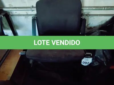 LOTE 092 - 01 CADEIRA ESTOFADA. (NO ESTADO) ATENÇÃO! FAZER A VISITAÇÃO ANTES DE ARREMATAR, NÃO SABEMOS SE FUNCIONA. LEILÃO NÃO TEM GARANTIA E NEM DEVOLUÇÃO, SUJEITO A POSSÍVEIS AVARIAS VISÍVEIS/OCULTAS E/OU AUSÊNCIA DE COMPONENTES.