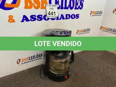 LOTE 441 - 01 CAFETEIRA ELÉTRICA E 01 COLHER EM PVC. (NO ESTADO) ATENÇÃO! FAZER A VISITAÇÃO ANTES DE ARREMATAR, NÃO SABEMOS SE FUNCIONA. LEILÃO NÃO TEM GARANTIA E NEM DEVOLUÇÃO, SUJEITO A POSSÍVEIS AVARIAS VISÍVEIS/OCULTAS E/OU AUSÊNCIA DE COMPONENTES.