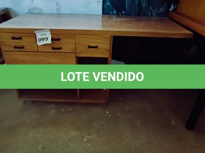 LOTE 095 - 01 MESA PEQUENA EM MADEIRA.  (NO ESTADO) ATENÇÃO! FAZER A VISITAÇÃO ANTES DE ARREMATAR, NÃO SABEMOS SE FUNCIONA. LEILÃO NÃO TEM GARANTIA E NEM DEVOLUÇÃO, SUJEITO A POSSÍVEIS AVARIAS VISÍVEIS/OCULTAS E/OU AUSÊNCIA DE COMPONENTES.