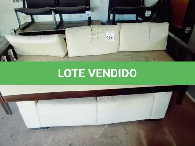 LOTE 088 - 02 SOFÁS DE 03 LUGARES COM AVARIAS.  (NO ESTADO) ATENÇÃO! FAZER A VISITAÇÃO ANTES DE ARREMATAR, NÃO SABEMOS SE FUNCIONA. LEILÃO NÃO TEM GARANTIA E NEM DEVOLUÇÃO, SUJEITO A POSSÍVEIS AVARIAS VISÍVEIS/OCULTAS E/OU AUSÊNCIA DE COMPONENTES.