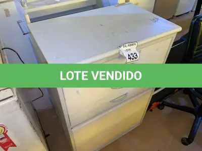 LOTE 433 - 01 ARMÁRIO EM MADEIRA E AÇO. (NO ESTADO) ATENÇÃO! FAZER A VISITAÇÃO ANTES DE ARREMATAR, NÃO SABEMOS SE FUNCIONA. LEILÃO NÃO TEM GARANTIA E NEM DEVOLUÇÃO, SUJEITO A POSSÍVEIS AVARIAS VISÍVEIS/OCULTAS E/OU AUSÊNCIA DE COMPONENTES.