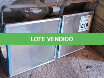 LOTE 019 - 01 LOTE COM LUMINÁRIAS E REFLETORES.  (NO ESTADO) ATENÇÃO! FAZER A VISITAÇÃO ANTES DE ARREMATAR, NÃO SABEMOS SE FUNCIONA. LEILÃO NÃO TEM GARANTIA E NEM DEVOLUÇÃO, SUJEITO A POSSÍVEIS AVARIAS VISÍVEIS/OCULTAS E/OU AUSÊNCIA DE COMPONENTES.
